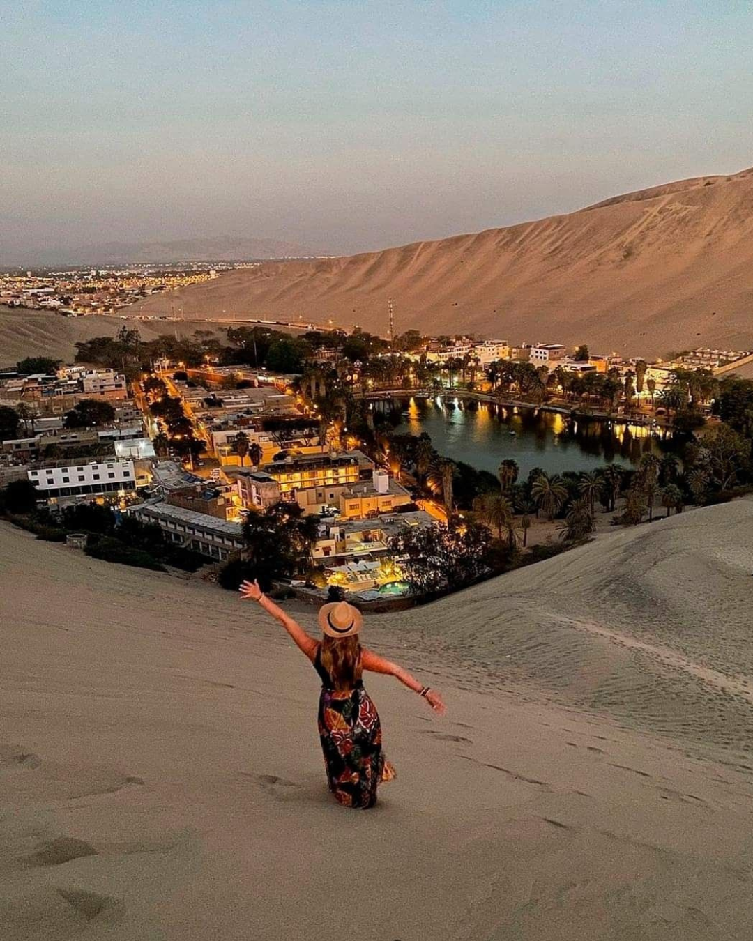 Huacachina, el oasis que todo viajero sueña descubrir.”