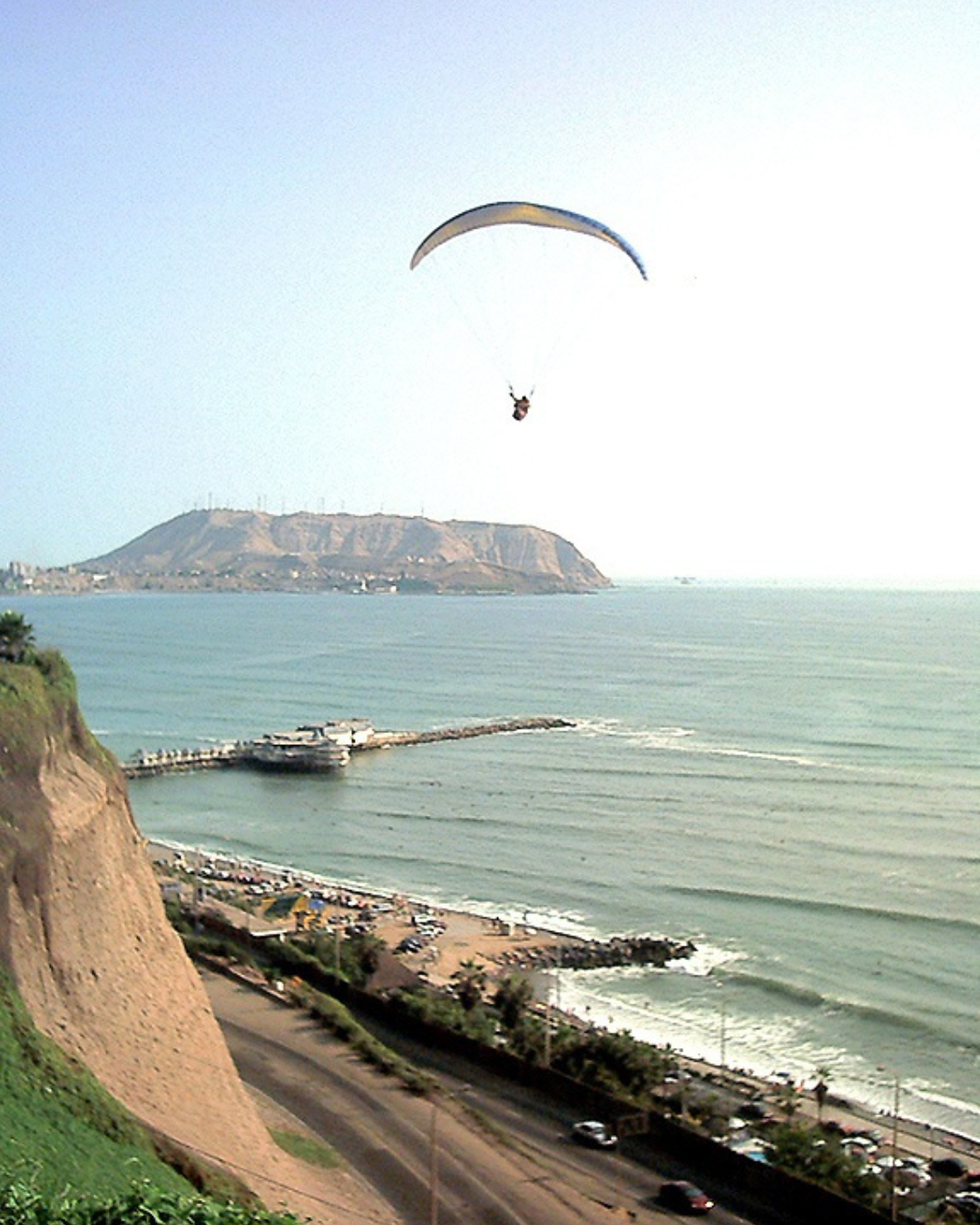 Lima, la ciudad que te invita a volar sobre el Pacífico.
